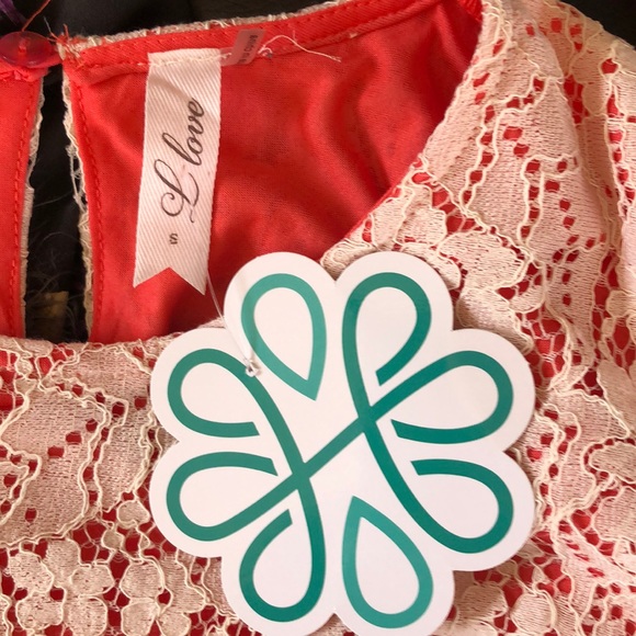 🌺Hope’s Laced with Love coral/cream top🌺 - Picture 6 of 7